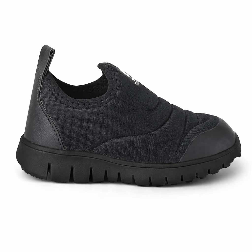 Tênis infantil casual preto com solado emborrachado antiderrapante e fechamento slip-on